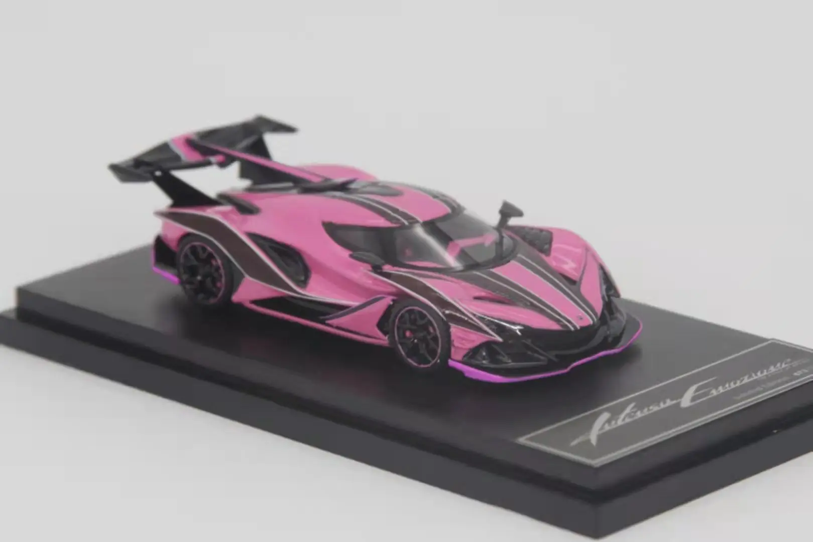 

Модель автомобиля Peako 1/64 W Motors Apollo IE Dragon Pink из смолы