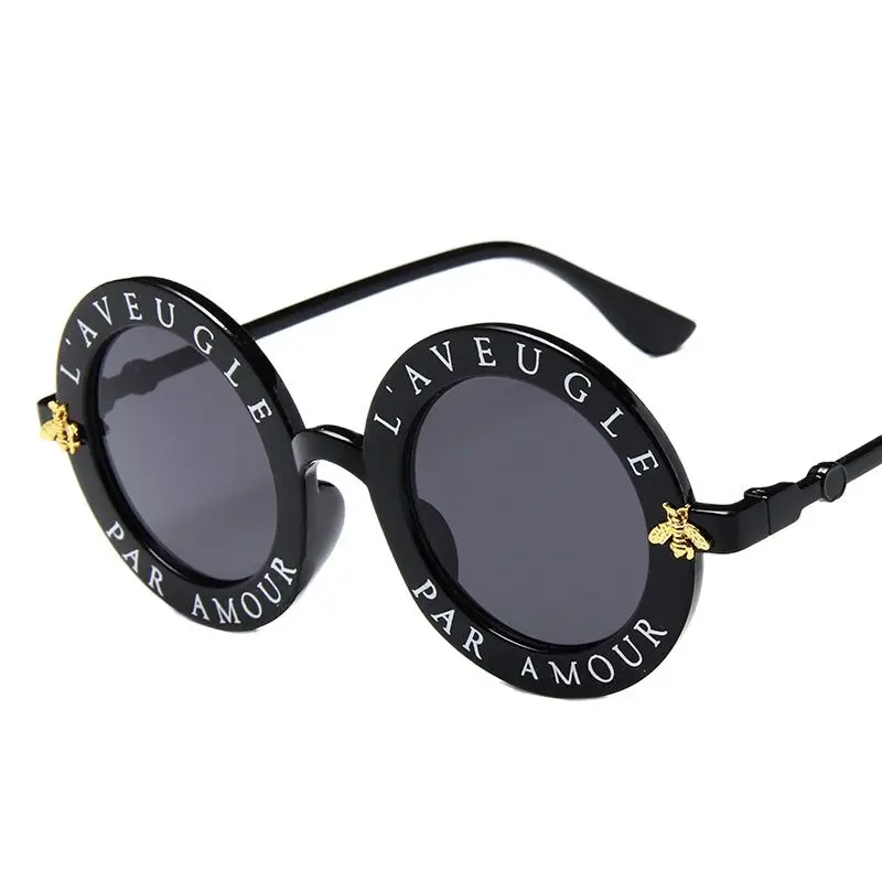 

Европейские и американские трендовые Новые солнцезащитные очки, женские маленькие очки в круглой оправе с Пчелкой, модные очки с надписью и...