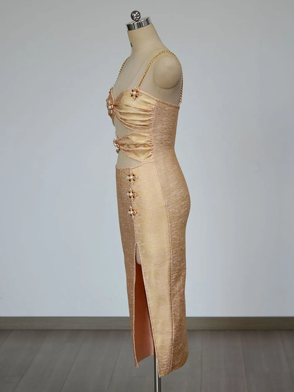 Женское платье-миди с открытой спиной и золотым принтом