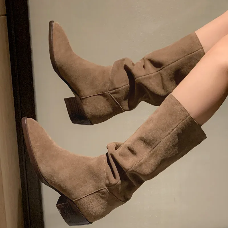 

Женские замшевые ботинки до середины икры, с острым носком