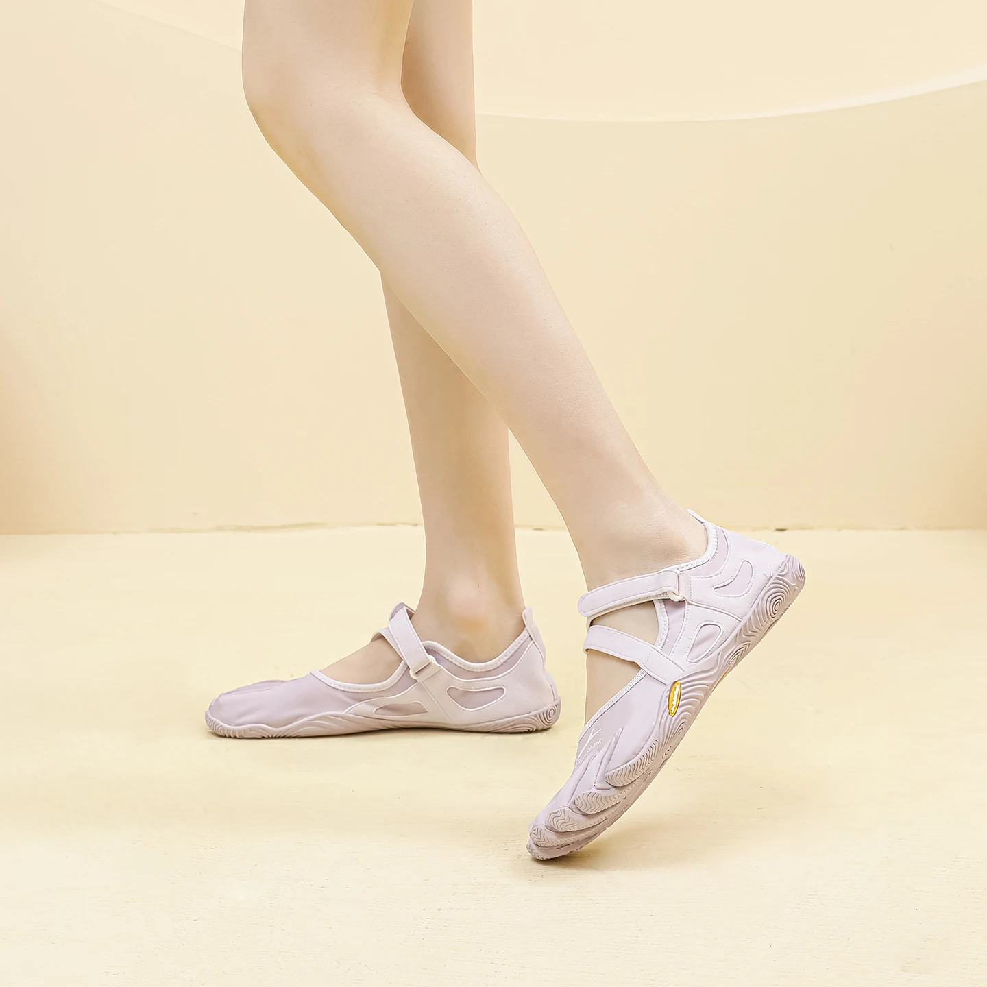 Фото Обувь для йоги и тренировок в помещении GallonShark Five Finger Barefoot Footwear, с ремешками, нескользящая. №5