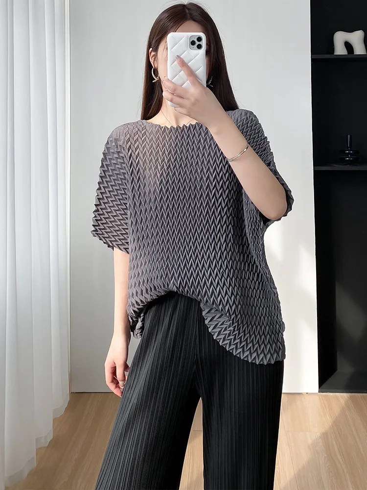 

Miyake Loose Relaxed Comfortable Oversized Simple Style Design Sense Crew Neck Top New Summer Fold