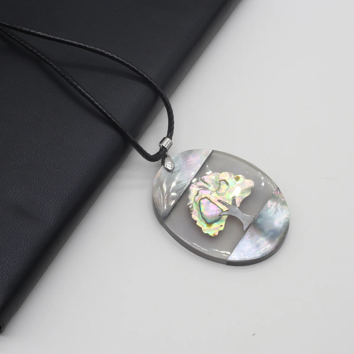 

Natural Shell Mother-of-Pearl Oval Shape Tree Pendant Necklace for Women Necklace Charm Jewelry Gift 43x60mm
