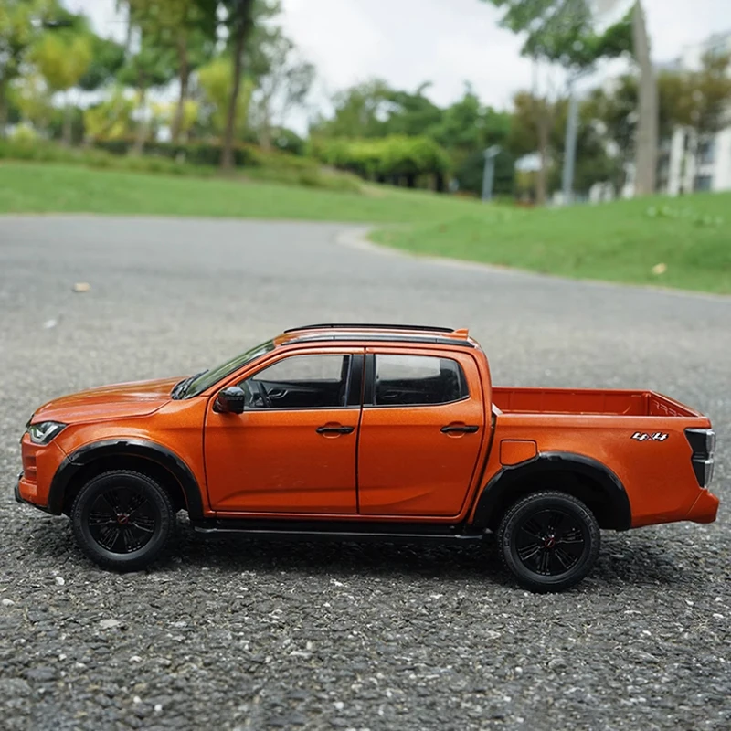 Фото Литой под давлением масштаб 1:18 ISUZU D-MAX пикап 2023, грузовик-переноска, модель автомобиля из сплава для взрослых, классическая коллекция, сувенир, подарок, игрушка, статическое шоу №3