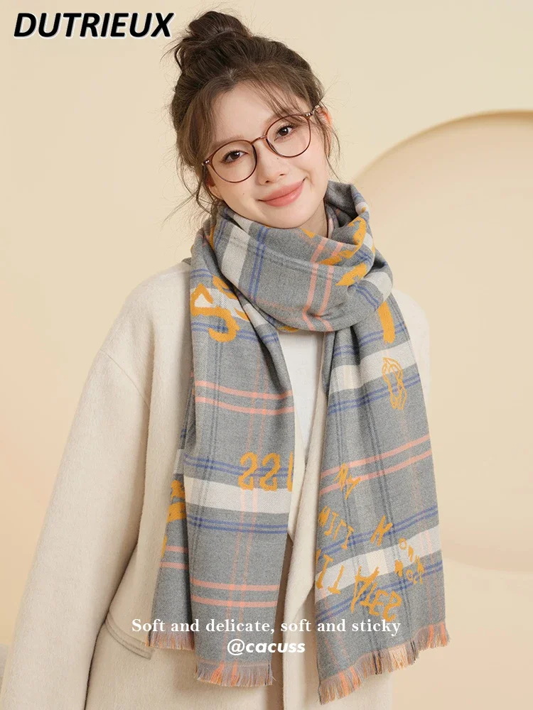 Милая милая девушка на выход чтобы сохранить тепло двусторонний шарф зимний