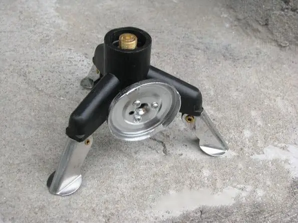 Портативная наружная газовая плита со стойкой-адаптером для кемпинга с тремя ножками и переходником для бутылок.