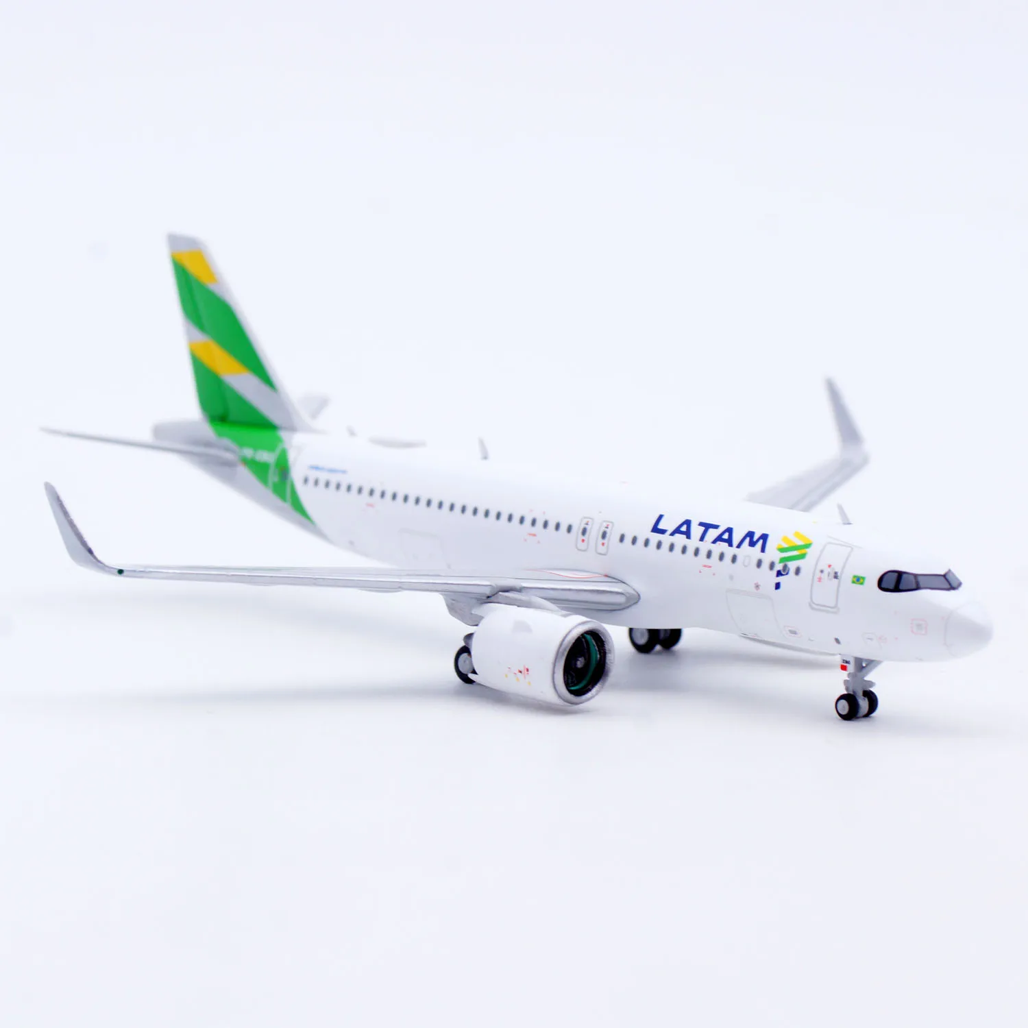 Фото Коллекционная модель самолета из сплава XX40210 JC Wings 1:400 LATAM Airlines Airbus A320neo PR-XBG с подставкой №4