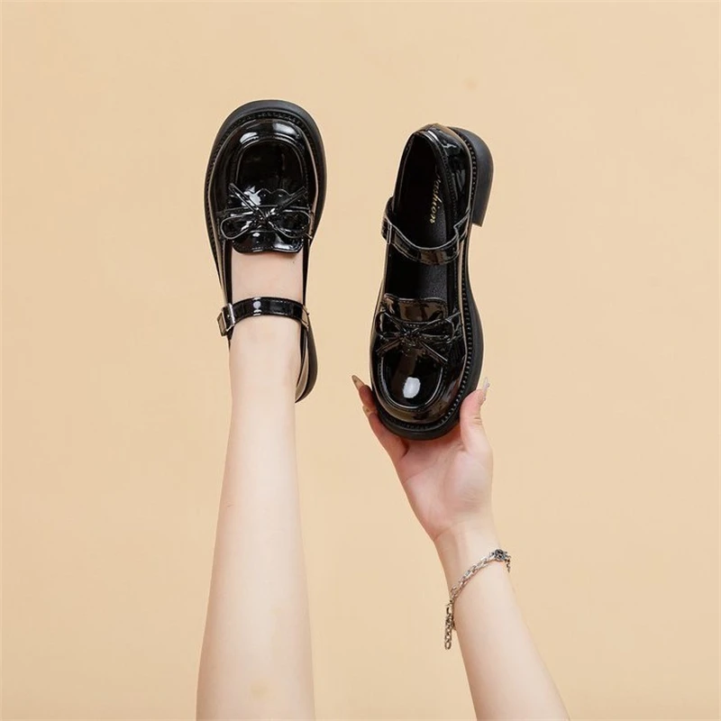 Женские туфли из ПУ кожи с круглым носком на застежке