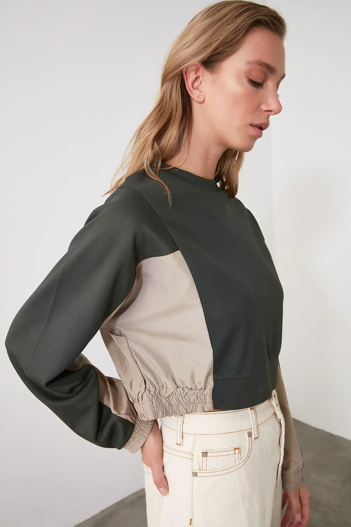 

Trendyol Sleeve Detail Crop Knitted Sweatshirt TWOAW21SW0701