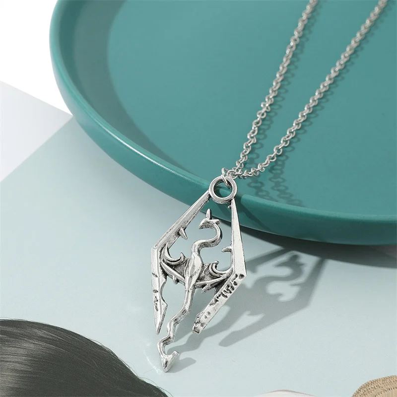 Женское Ожерелье с изображением черепа и Сатурна |