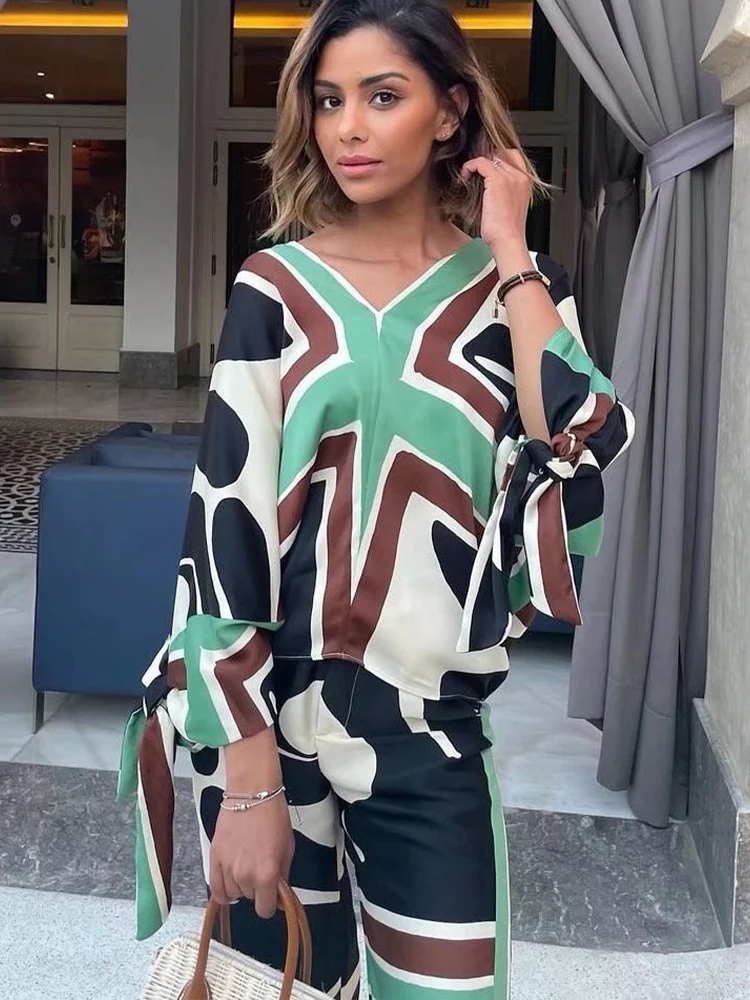 

Women 2022 spring New Fashion bow print Blouse Vintage V Neck Female Shirts Blusas Chic Tops