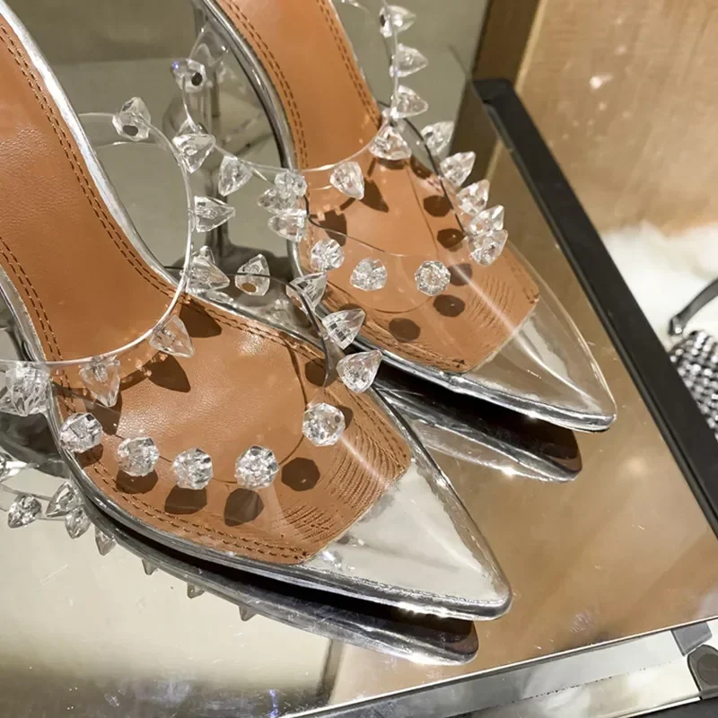 Женские туфли на каблуке с заклепками