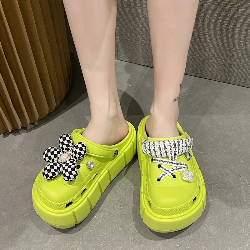 

Шлепанцы женские на платформе, сандалии с перламутровым цветком, без застежки, на ремешке, тапочки со стразами, модель Лето 2022