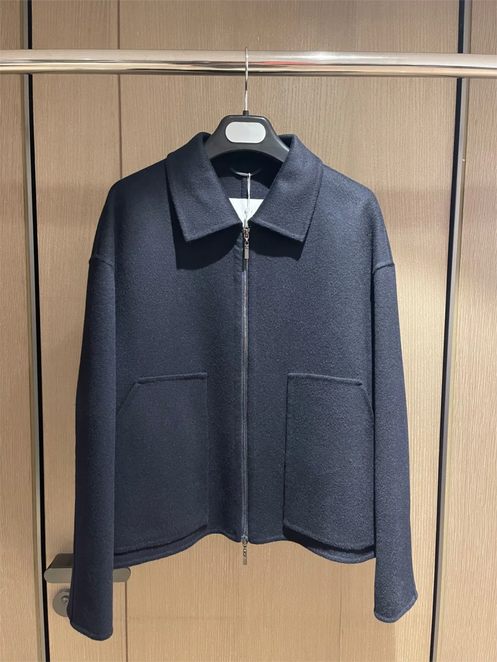 

2023 Женская одежда, Кашемировое свободное шерстяное пальто с лацканами, большие карманы и застежка-молния, новинка зимы 1102