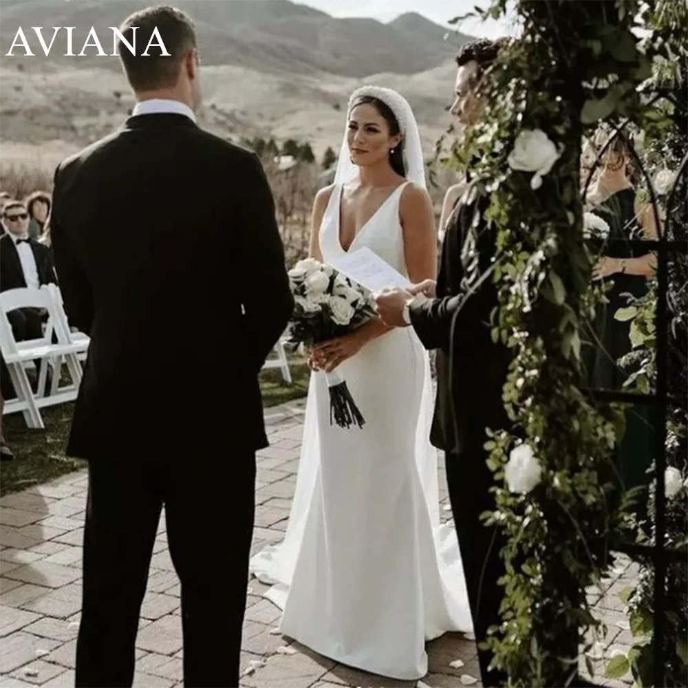 Свадебное белое платье на тонких бретельках с v-образным вырезом по