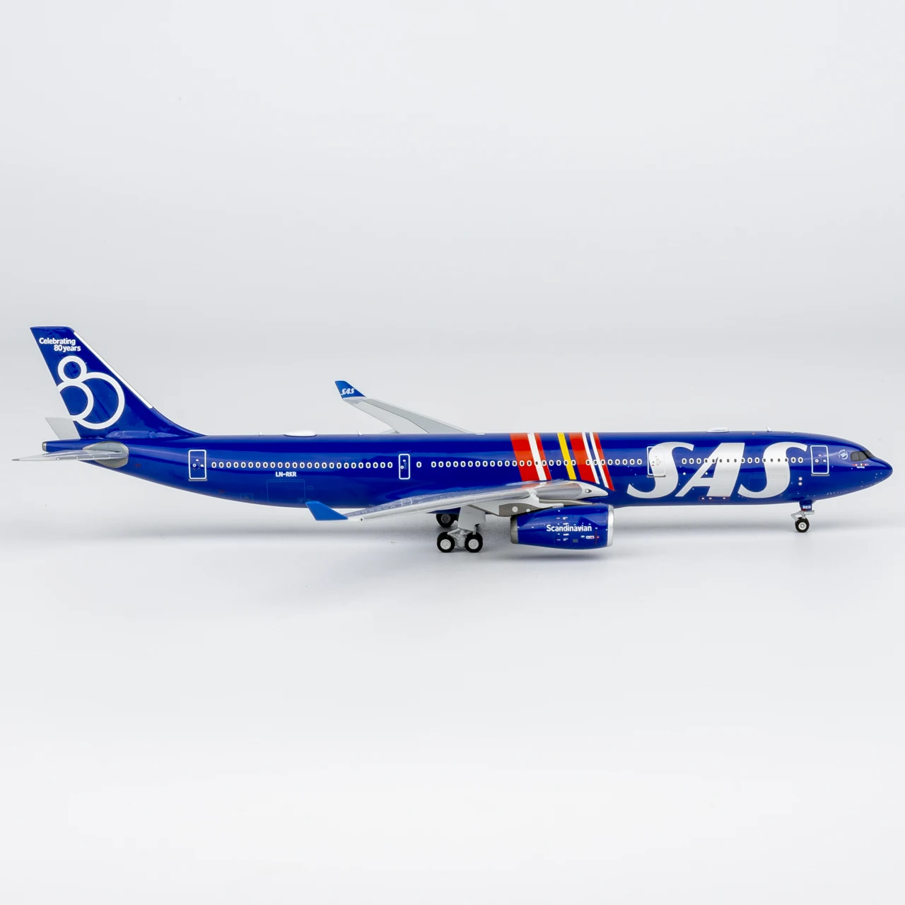 Фото Коллекционная модель самолета NG Models 1:400 SAS Scandinavian Airlines Airbus A330-300 из сплава, литая под давлением, LN-RKR, 62088 №2
