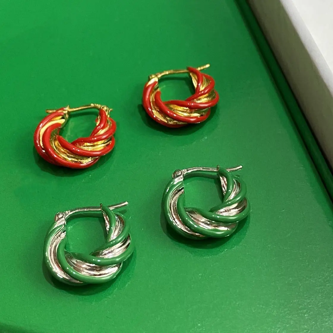 

2023 новые модные дизайнерские брендовые красные зеленые золотые серебряные витые круглые маленькие серьги женские вечерние ювелирные изделия