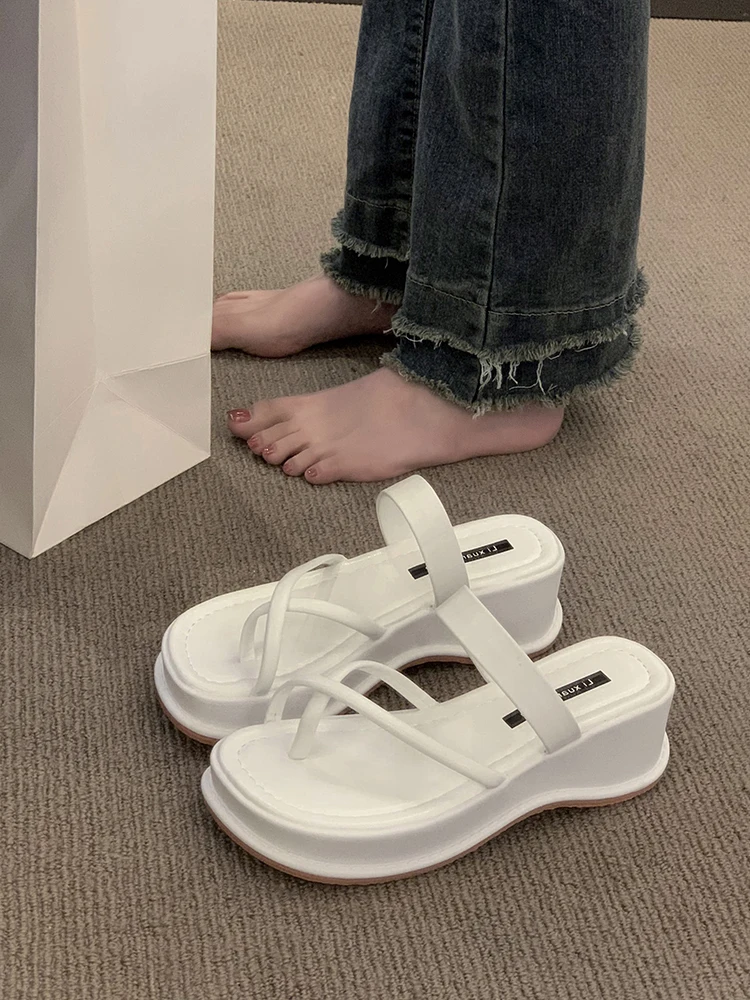 

Сланцы женские на танкетке, резиновые шлепанцы на платформе, роскошные сандалии из искусственной кожи, танкетка средней высоты, лето 2023