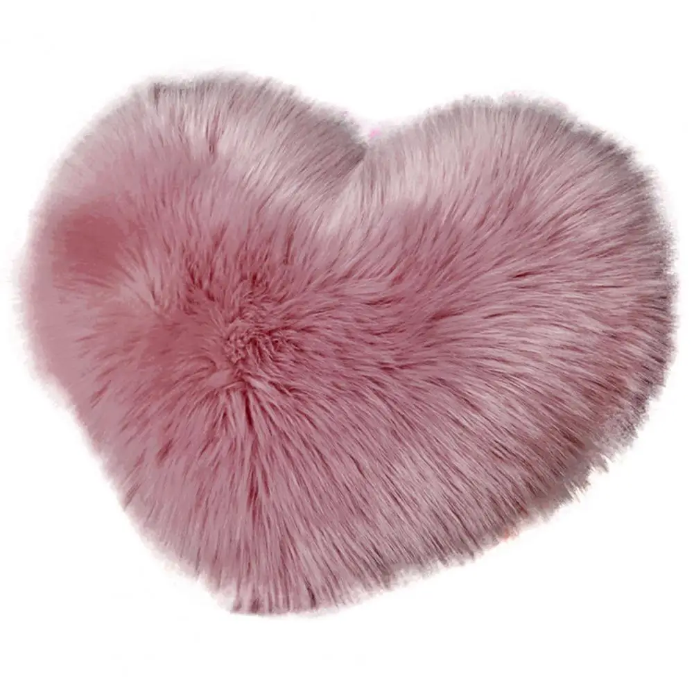 Пушистая плюшевая подушка в форме сердца
