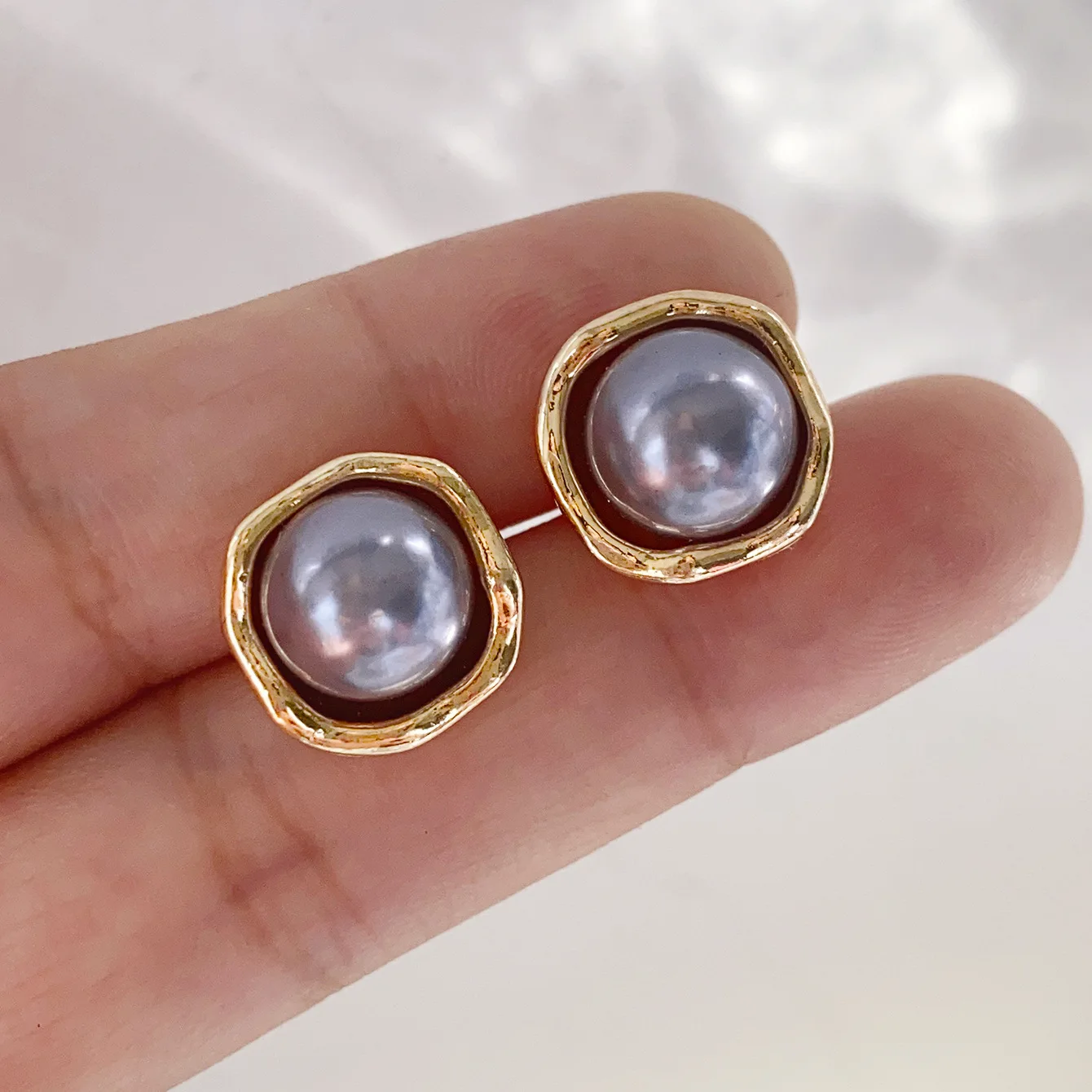 Винтажные классические серьги-гвоздики с белым жемчугом