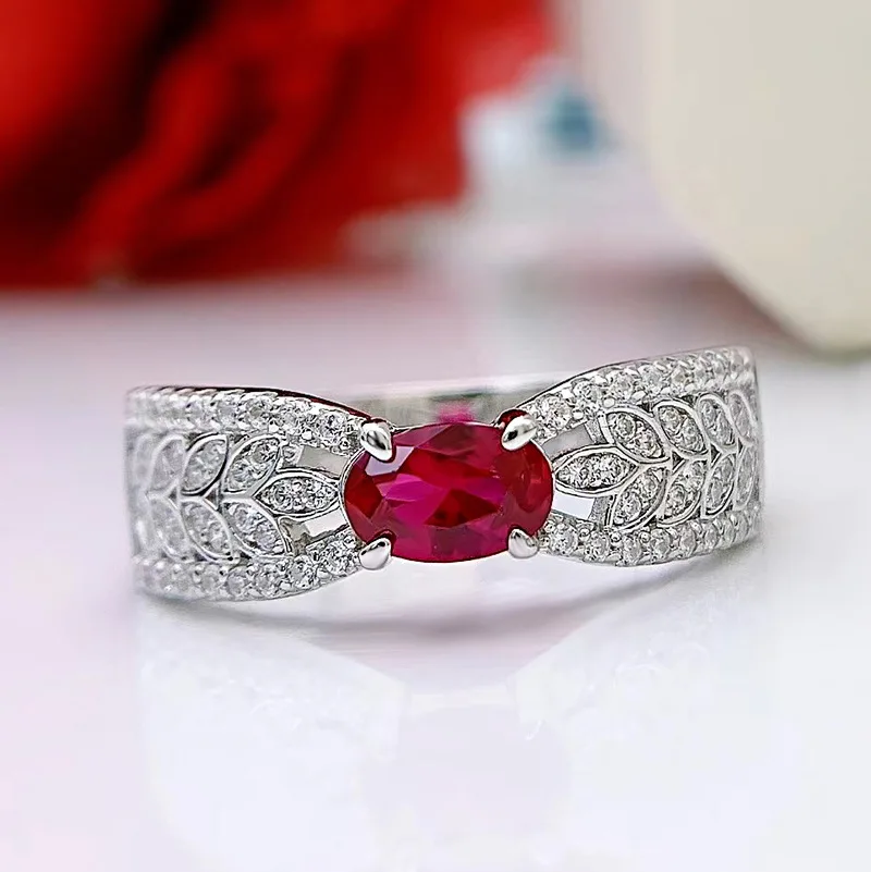 

Кольцо из серебра 925 пробы с имитацией Рубина