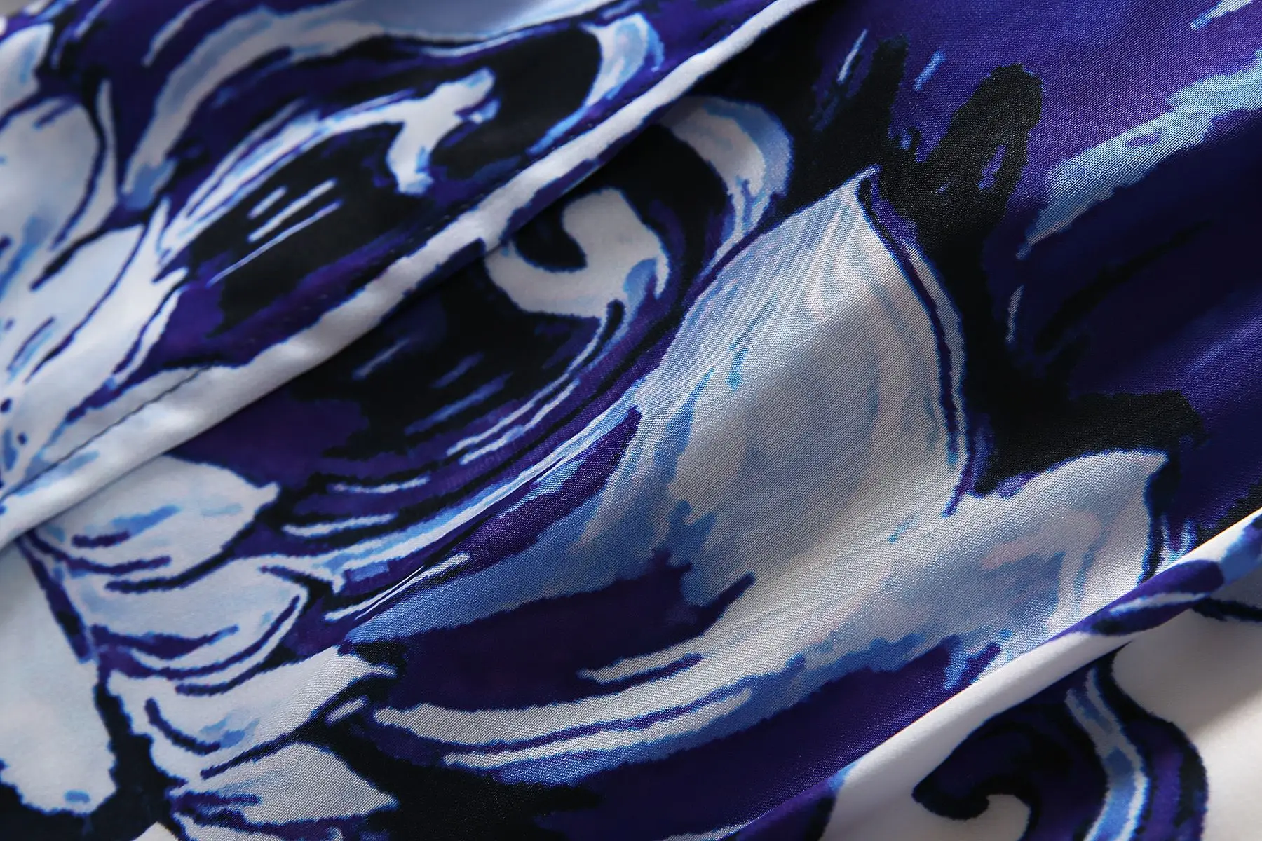 Шифоновое платье-макси с расклешенным рукавом принтом