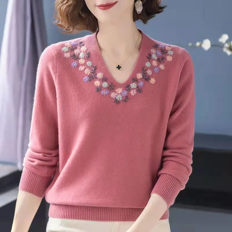 

2022 Spring V-Neck Fashion Embroidery Short Sweater Women Wool Loose Long Sleeve Knitting Top Female Casual Knitwear Z31