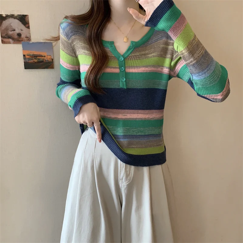 Рисунок 2 - Женский трикотажный свитер с V-образным вырезом