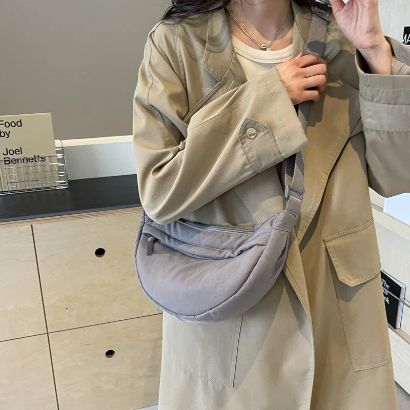 Вместительные повседневные однотонные сумки через плечо яркие цвета 2024