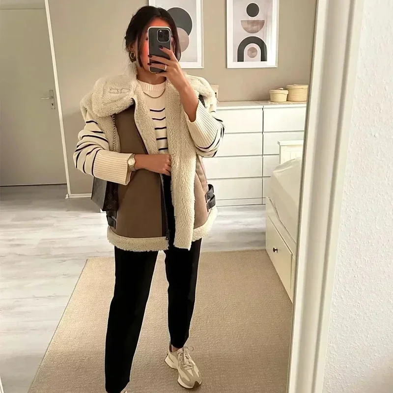 Женский утепленный жилет на молнии с отложным воротником