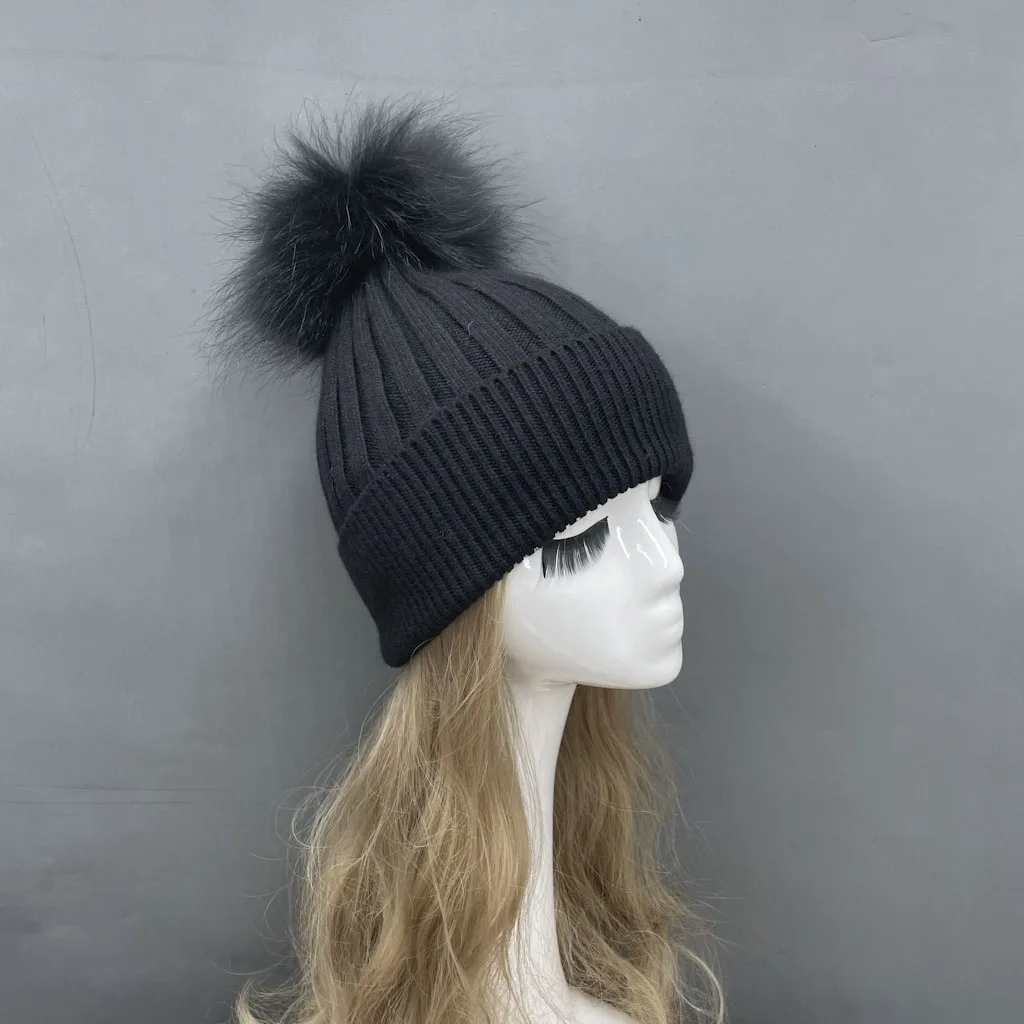 Женская зимняя трикотажная шапка с помпоном из натурального меха енота