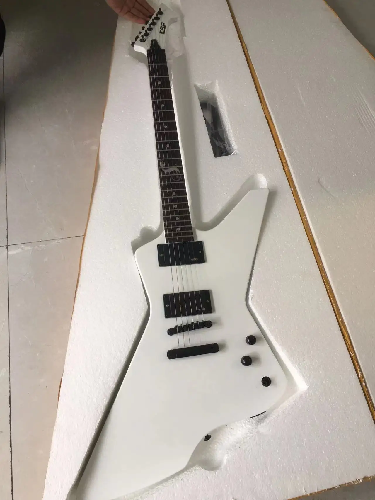 

mahogany body white snakebyte james hetfield electric guitar rosewood fretboard KSG Snakebyte guitar with active pickups guitar