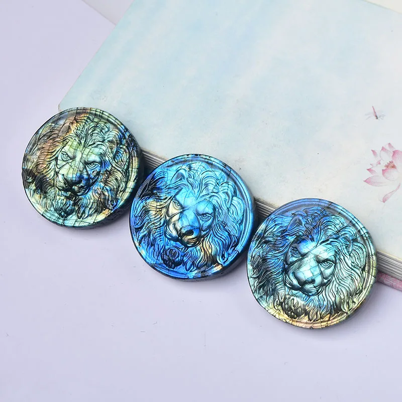 Украшение в виде головы льва из лабрадорита