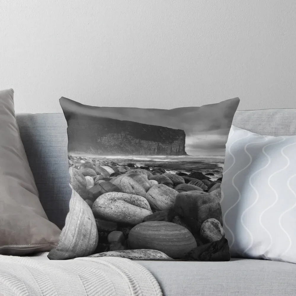 Rackwick Boulder Beach Mono Hoy Orkney Scotland Пледы Подушки Наволочки Чехлы для диванов Подушка в