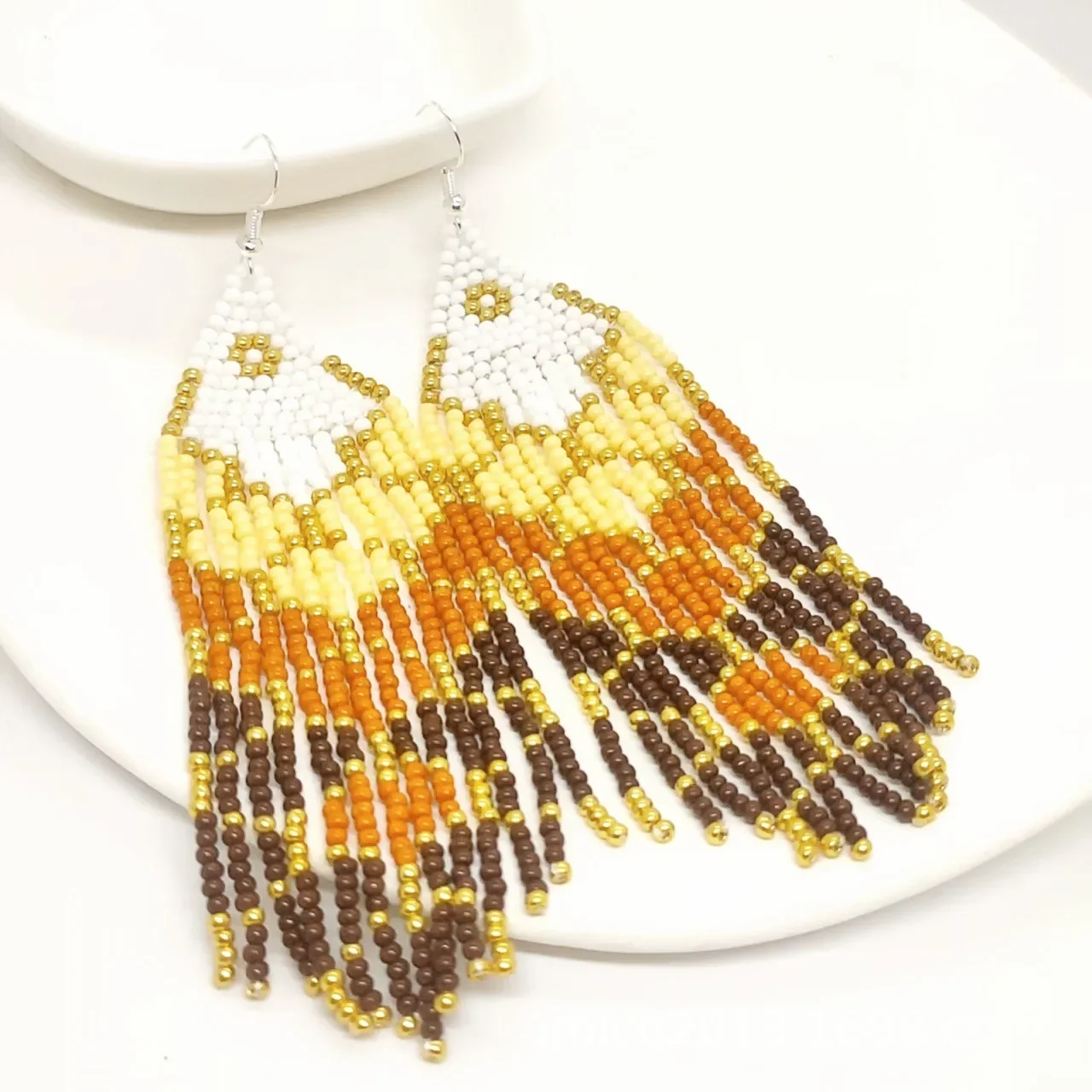 Серьги с бисером и кисточками волнистый дизайн оригинальное ручное вязание