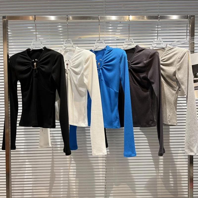 

Женская футболка с металлическим кольцом и плиссированным воротником