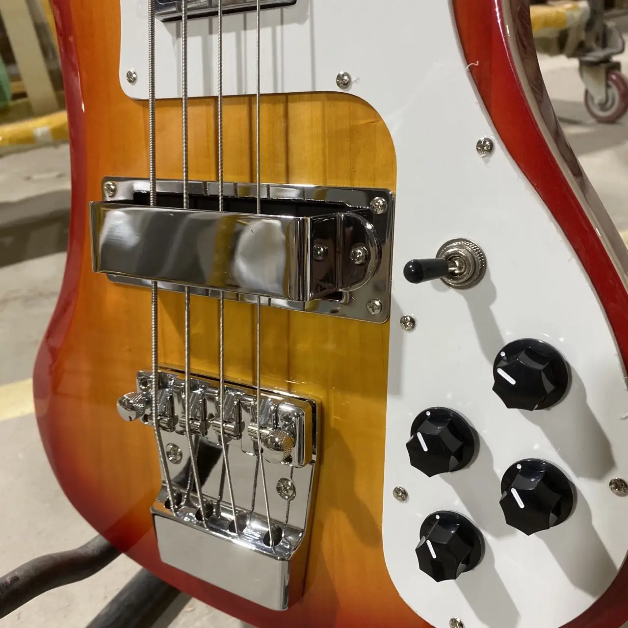 Ricken 4003 Backer бас ЭЛЕКТРИЧЕСКАЯ ГИТАРА цвета вишни Sunburst хромированная фурнитура