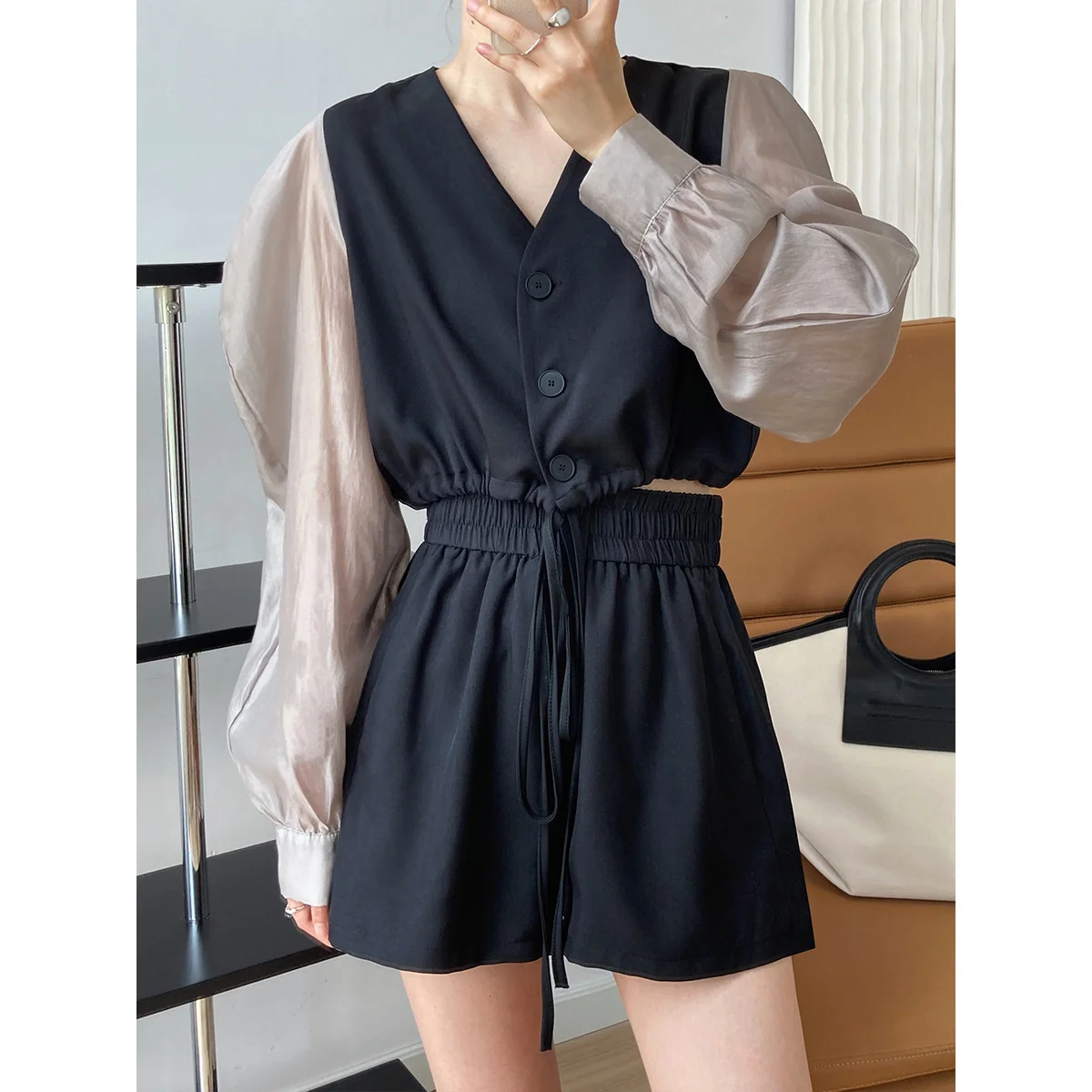 

Женский атласный комплект из двух предметов, укороченная куртка на пуговицах с длинным рукавом-фонариком и V-образным вырезом и широкие шор...