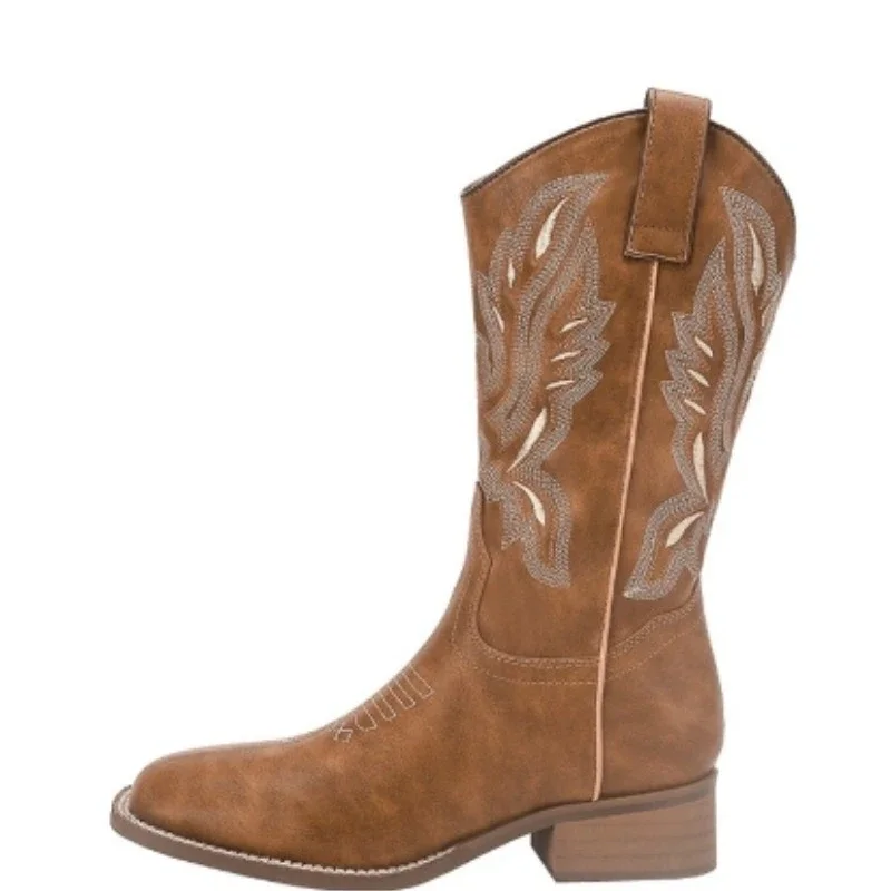 Женские сапоги на низком каблуке демисезонные с квадратным носком и рукавами