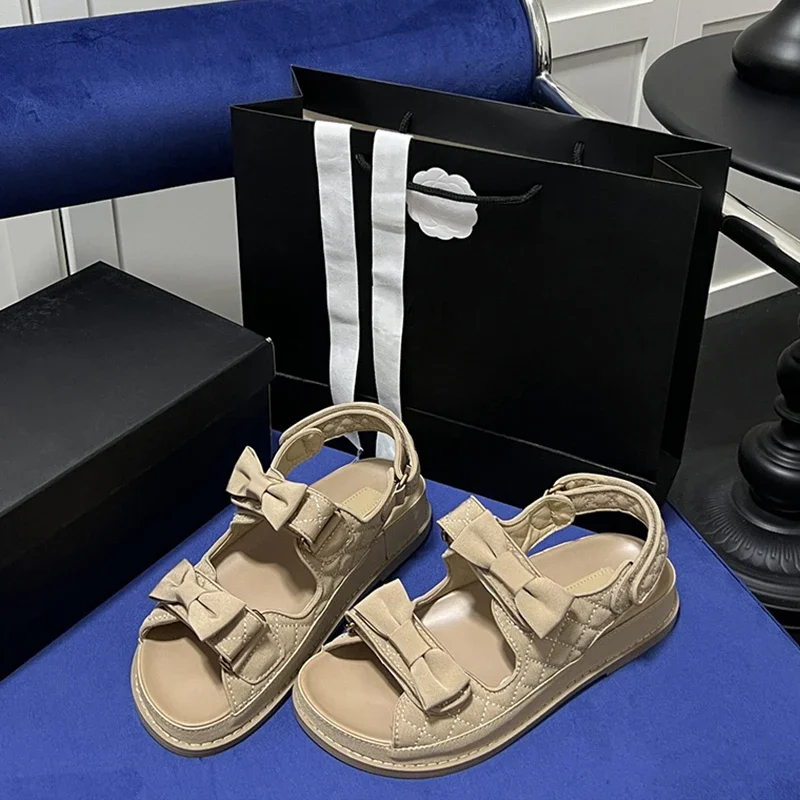 

Brand Design New Women Cute Bow Rhinestone Sandals 2023 Summer Luxury Leather Banquet Ladies Sandals Solid Color Diamond Sandal