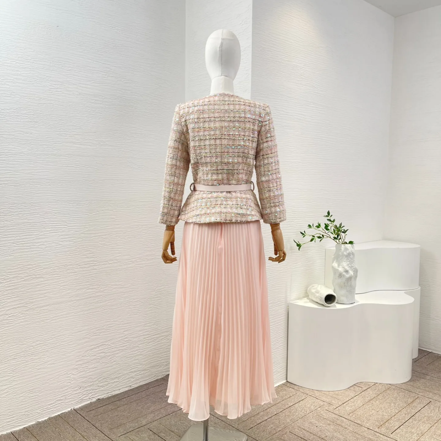 Весна 2024 розовый пиджак с V-образным вырезом и юбка