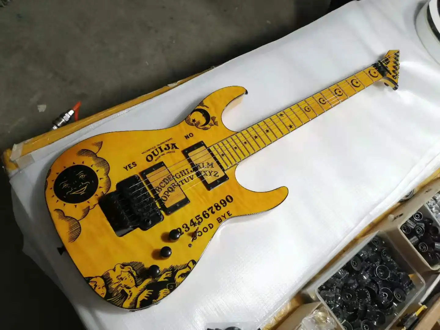 Фреза для электрогитары желтого цвета с надписью Kirk Hammett |