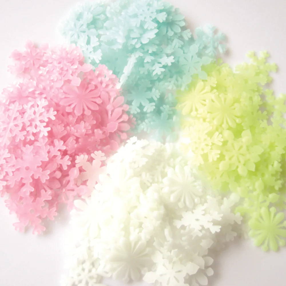 

50Pcs Luminous Snowflake Wall Stickers Glow In The Dark Art Decals for Kids Baby Rooms Bedroom Christmas Home Decoration