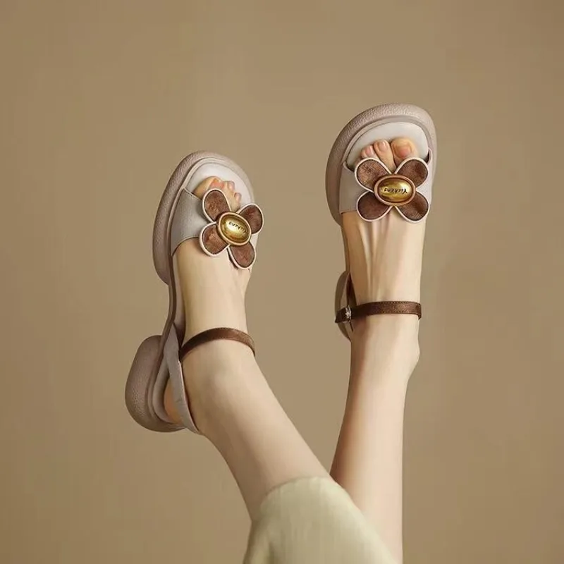 Летние сандалии с открытым носком на блочном каблуке милыми цветами женские