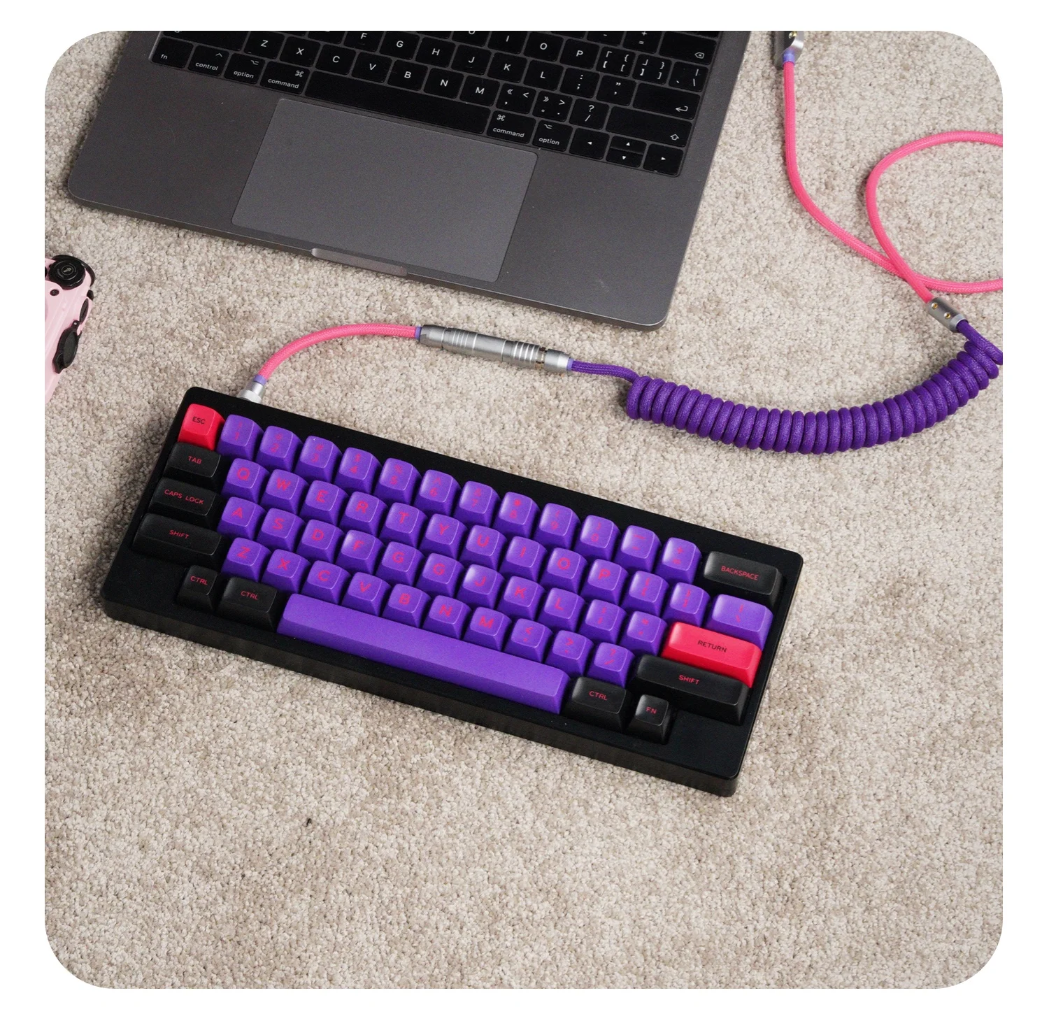 Механическая клавиатура с кабелем для передачи данных и синхронизации