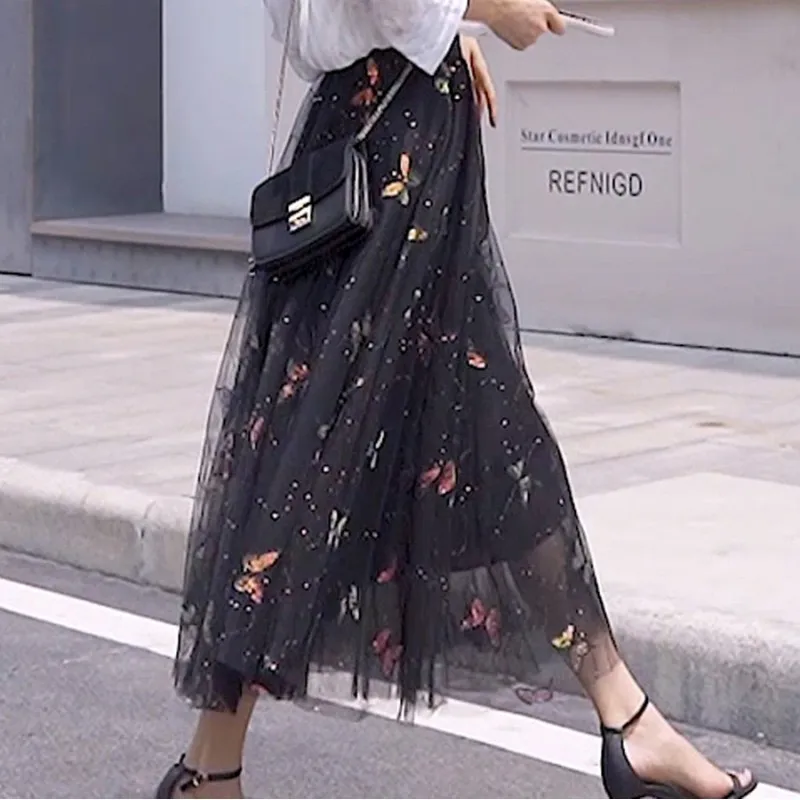 

Женская юбка-трапеция средней длины с блестками и бабочкой