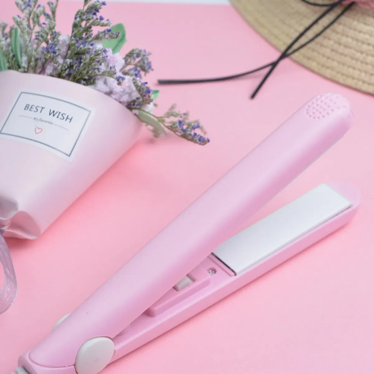 

Mini Portable Hair Straightener Clipboard with Small Power Plug, Perfect for Curling Hair, Creating Air Bangs and Straightening