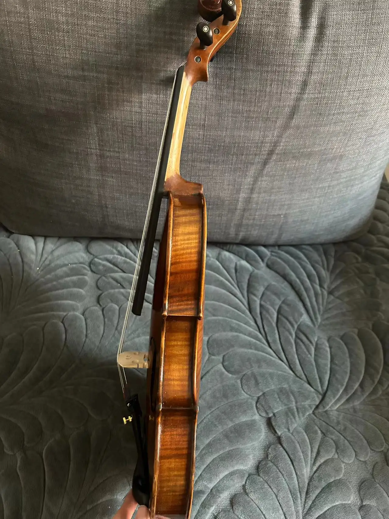 Модель скрипки Stradi 4/4 цельный пламенный клен спинка ель верхняя часть заводская