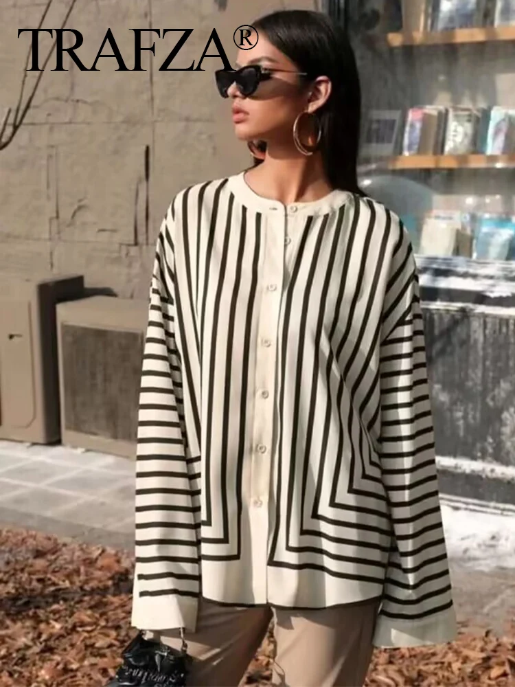 Блузка женская однобортная в полоску с круглым вырезом и длинным рукавом