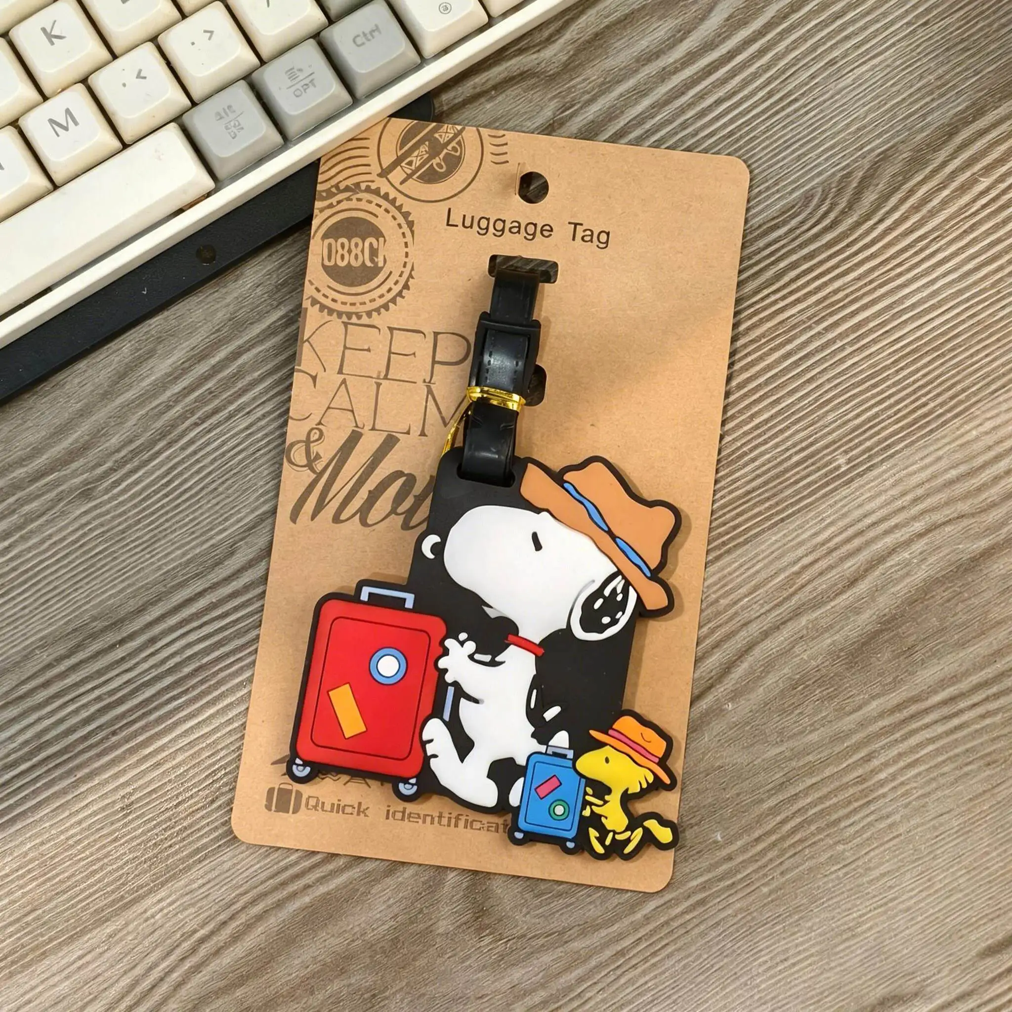 Фото Бирка для багажа PEANUTS Snoopy Travel Puppy Series, милая мультяшная бирка для чемодана, идентификационная бирка для сумки, держатель для идентификационной карты, регулируемый ремень, аксессуар для путешествий №1